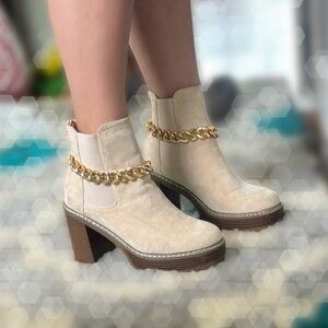 Chelsea boot with gold chain